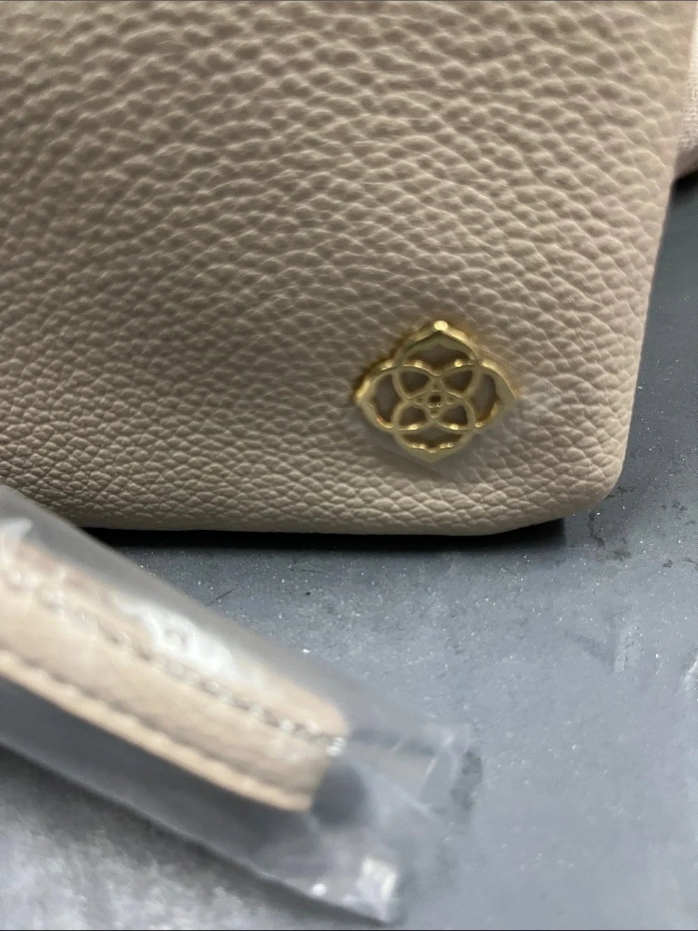 NWT Kendra Scott Taupe Pebbled Faux Leather Wristlet with Gold Accents